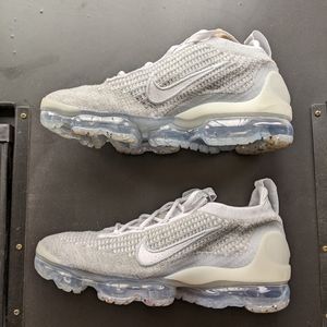 Size 6 men's - Size 7.5 wmns - Nike vapormax platinum white 2021